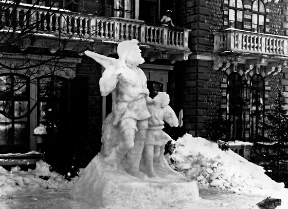 Vor dem Grand Hotel Bear: Eisskulptur von Jakob Abplanalp, einem Schnitzler mit Weltruf. Er wurde an der Weltausstellung 1905 mit einer Goldmedaille ausgezeichnet. Nebenbei organisierte er als erster einwöchige Skikurse mit Norwegern als Instruktoren.
