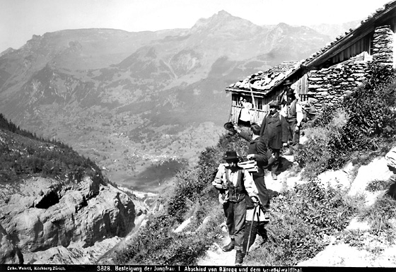 Der beliebte Tiefblick von der Bäregg. Ein Bergführer oder Träger mit Pickel, Seil und einem schweren Bündel Brennholz vermutlich unterwegs zur Schwarzegghütte, unterhalb der heutigen Schreckhornhütte.