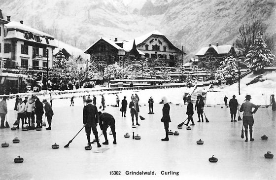 Reges Treiben auf der riesigen Bäreisbahn des Grandhotel Bear, im Besitz und vorbildlich geführt von den Gebrüdern Boss. Im Wintersport dominierte Curling, neben Eissport und Schlitteln.