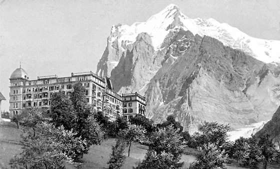 Das «Grandhotel Bear», ein nobler Hotelpalast mit 300 Betten beherrscht das Grindelwaldtal. Im Hintergrund der weit herunterreichende Obere Grindelwaldgletscher. Grindelwald war noch ein Gletscherdorf! Der «Bär» brannte 1941 ab und Grindelwalds Traum von einem «Palacehotel» war ausgeträumt.