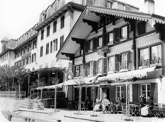 In der Brasserie Belle-Vue wartet der legendäre Faulhornwirt Pintenfritz Bohren auf Kunden. Daneben das Hotel Grand Eiger, ein riesiger Hotelkasten. Im Schlechtwetterjuni 1909 kamen dort auf angeblich zweihundert Angestellte neun Gäste!