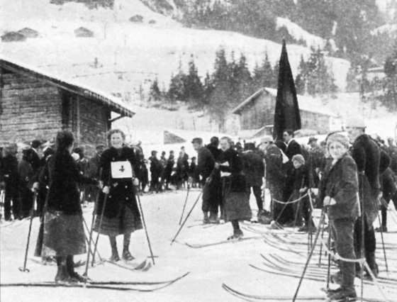 Wegbereiter des Damenrennsports in Röcken: Die «Lattenschwestern», wie man die Skifrauen augenzwinkernd nannte, im Zielraum der Abfahrt von 1910, am Ende der heutigen Mettlenpiste, auf dem sogenannten Sand.