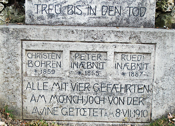 Ein Gedenkstein auf dem Friedhof Grindelwald erinnert an die Grindelwalder Opfer Konkordiahüttenwart Christen Bohren, sowie die Bergführer Peter und Ruedi Inäbnit. Am 8. Juli 2011 trafen sich ihre Nachkommen an einer Gedenkfeier im Museum Grindelwald.