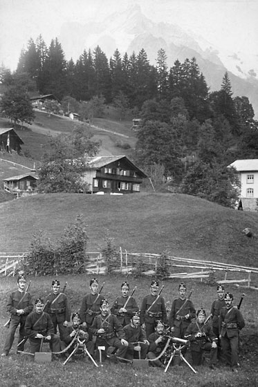 Mitrailleure üben oberhalb der Spillstatt in Grindelwald. Zuerst nicht ganz ohne Widerstand. Der Gemeinderat befürchtete, sie könnten die Grippe aus dem Unterland nach Grindelwald bringen.