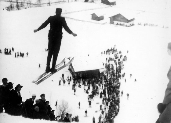 Skispringen im Winter 1907/08 auf der Trychelegg, gegenüber dem Dorf, auf der andern Talseite. Dort war die erste grosse Sprungschanze Grindelwalds. Sie wurde im Hinblick auf das Schweizerische Skirennen 1910 gebaut. Die Skispringer landeten auf einem furchterregend steilen Hang.