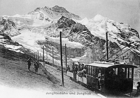 Arbeiter fahren zur Tunnelbaustelle der Jungfraubahn. Im November 1908 explodierten 150 Kisten Sprengstoff mit 30 Tonnen Dynamit. Wie durch ein Wunder gab es keine Toten. «Es war, als sei der Eiger explodiert», hiess es in Grindelwald.
