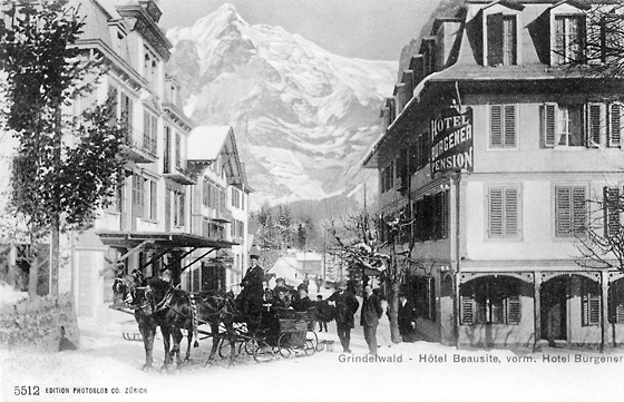 Winterliche Kutschenromantik mitten im Dorf, im Duftli, zwischen dem heutigen Hotel Hirschen links und Hotel Spinne rechts. Autos im Winter? Undenkbar.