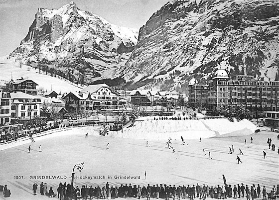 Grindelwalds Bäreisbahn mitten im Dorf. Auf riesigem Spielfeld wird mit einem Ball Bandy gespielt. Aber immer mehr kam Eishockey auf. 1910 gewann Grindelwald gegen Wengen 13:2 und im Curling gegen St. Moritz mit 23 gegen 17 Steinen.