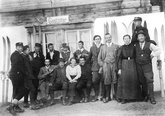 Empfang von «Skihelden» beim Hotel Wetterhorn. Vor dem Ersten Weltkrieg war eine Skiabfahrt von der Grossen Scheidegg herunter ein besonderes Ereignis. Das musste gefeiert werden. Bahnen für Skifahrer fuhren erst viel später.