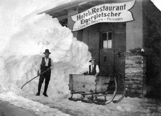 Das Restaurant bei der Station Eigergletscher wird für die Sommersaison ausgegraben. Schneeschleudern gibt es noch weit und breit keine. Dafür kräftige Schneeschaufler wie hier links den Wärgistaler Trogmattenchristen Jaggi.