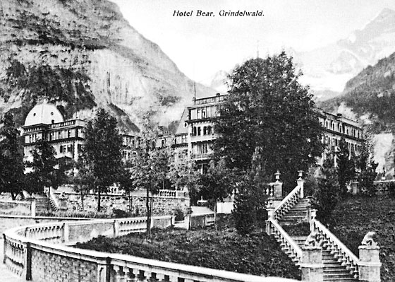 Die Dorfstrasse führte, elegant eingefasst, mitten durch die herrschaftlichen Anlagen der «Boss Grands Hotels Bär & Adler Palace AG». Grindelwalds grosse Zeit vor dem Ersten Weltkrieg: ein Fremdenort der oberen Klasse.