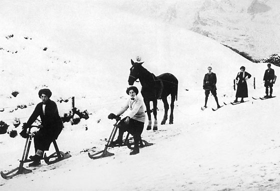 Mit Velogemel und Skijöring Abschied vom alten Jahr. Wintervergnügen auf dem 1911 erfundenen Grindelwalder Velo-Schlitten und beim Skijöring mit reiterlosem Pferd, übernommen aus dem Engadin.