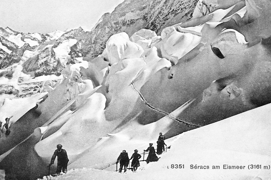Die Station Eismeer, mit einem Restaurant, war bis 1912 Endstation der Jungfraubahn. Bergführer waren hier stationiert und führten Touristinnen und Touristen gesichert am Seil durch die Séracs des Gletscherabbruchs. Im Hintergrund die Nordwand des Fiescherhorns.