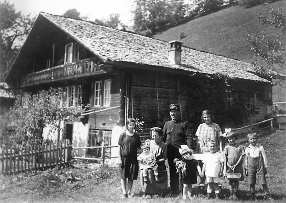 Hans Burgener, genannt Ofnihans, mit seiner Familie, wohnhaft am Terrassenweg. Er arbeitete als Kondukteur bei der Wengernalpbahn, führte mit seiner Frau eine kleine Landwirtschaft und hatte für sieben Kinder zu sorgen. Beruf, Nebenerwerb und dazu eine grosse Familie, das war einst so.