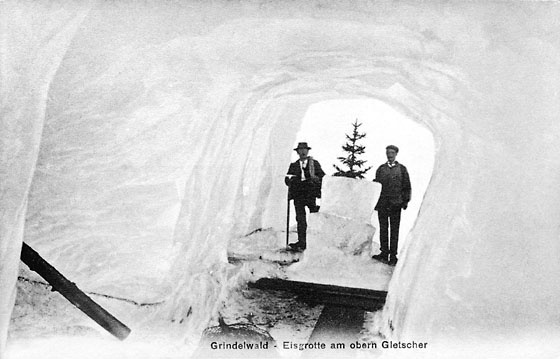 Gletscherpfarrer Gottfried Strasser gab einen «Illustrierten Führer» heraus und rühmte die kühlen Eisgrotten gegen die Sommerhitze. Im Unteren Gletscher habe es schöne Eishöhlen sowie in der «Lamm», der heutigen Gletscherschlucht, Galerien und Treppen.