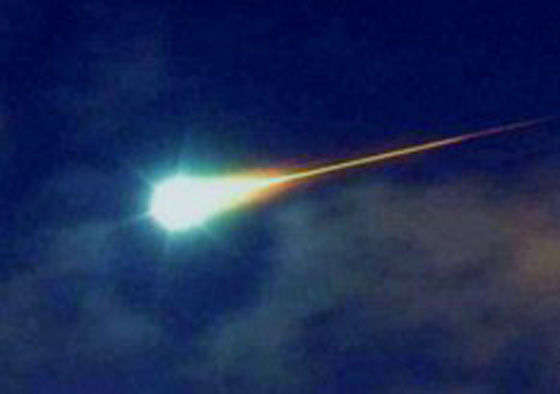 Vereinzelt dringen verglühende Meteore mit einem Überschallknall tief in die Erdatmosphäre ein. (Symbolbild: Wikimedia)