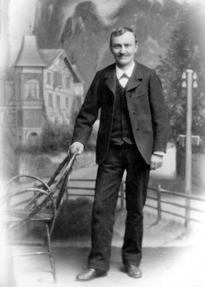 Der junge «Poschtruedi» Rudolf Bohren, im Tuch von eigenen Schafen, wie er stolz verkündete. Schon mit 25 Jahren kam er in den Gemeinderat Grindelwald und wurde bald Gemeindepräsident. Er kaufte 1912 die Villa Flora von der Familie Bernet-Jossi.